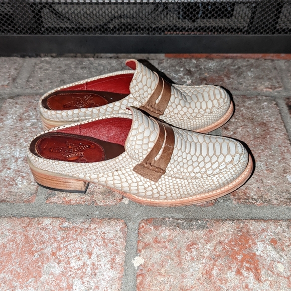 FreeBird Monalisa White Snake Slides Size 8 - Picture 11 of 16